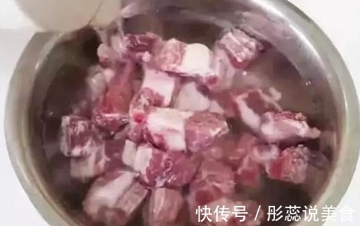 炖排骨时，万万别直接焯水了！牢记这两点，排骨滋味美还香浓