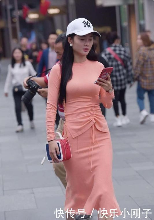 身姿|时尚显瘦的夏日穿搭，一身粉嫩连衣裙，展现傲人身姿