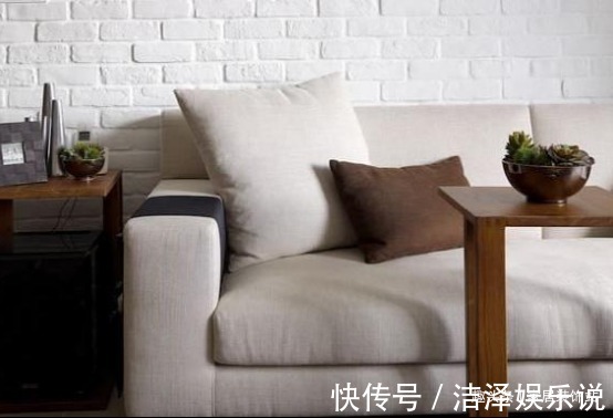 墙壁|客厅摆放沙发有技巧，只是简单的离开墙壁十公分，效果完全不一样