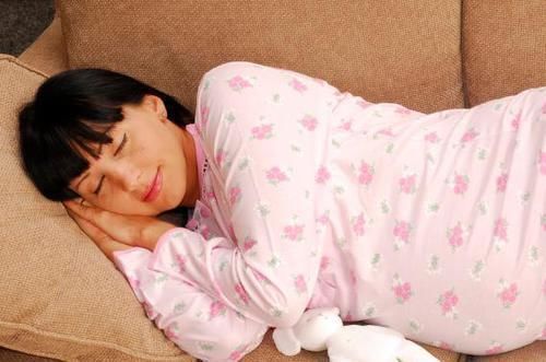 产科医生|90后孕妈的“悬浮肚”火了,网友直呼长见识,产科医生:很危险