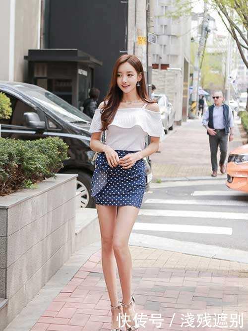 街拍小姐姐性感短裙凸显好身材,回头率超高