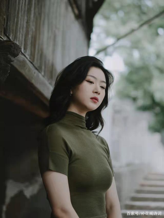 枕梦@五言格律寂寞溪流冷,清凉晚霁歌。云开晴照日,地阔映光波