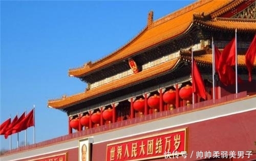 51年前,天安门被拆重建,工人揭开屋顶琉璃瓦后激动:终于找到了