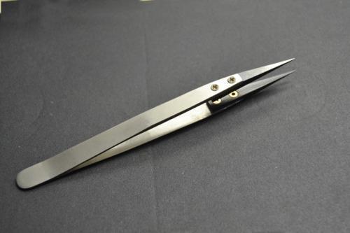 手上粘着502胶水,不用担心,用一个小东西擦一擦,立马干净