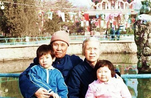 邱会作|邱会作晚年生活如何?时隔多年夫妻终于团聚,病逝后,上千人送别!