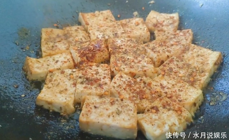 凉拌|豆腐新吃法,不炒不炖不凉拌,撒点调料,鲜香美味,外酥里嫩
