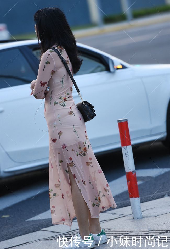 街拍:背心裙子单穿太单调?尝试加一件长款,叠穿很好看