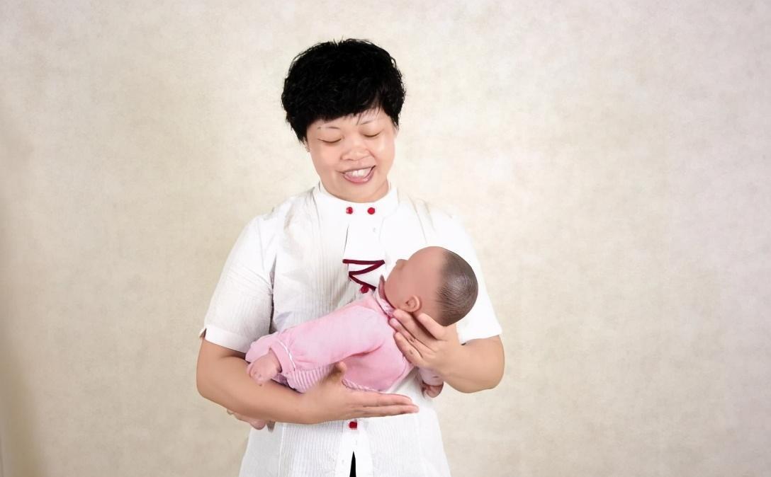 家长|错误的抱姿，很可能让宝宝变成“歪脖子”，3种姿势要注意