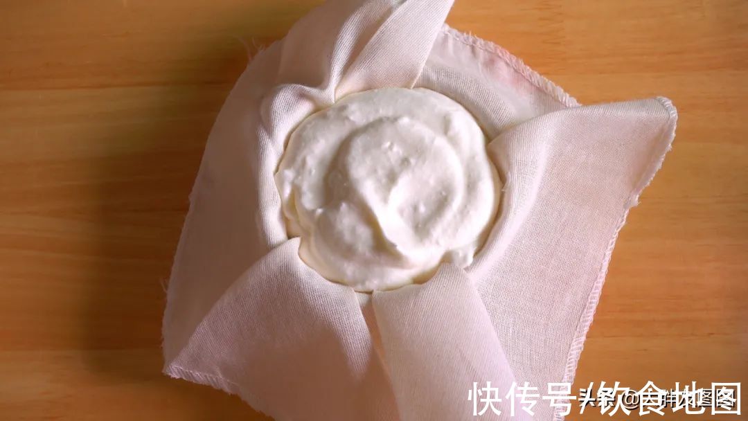 不要烤箱,没有面粉,自制绵密丝滑的安茹蛋糕,一勺挖开,馋了