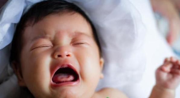 婷婷|宝宝拒绝喝奶，喂奶溜号怎么办？孩子进入“厌奶期”，宝妈不要慌