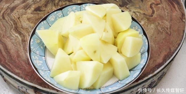 土豆这样做太好吃了，招待亲朋来一盘，比吃肉还受欢迎，先收藏了