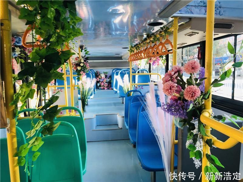 一路繁花似锦 呈贡游1路公交车盛装出发