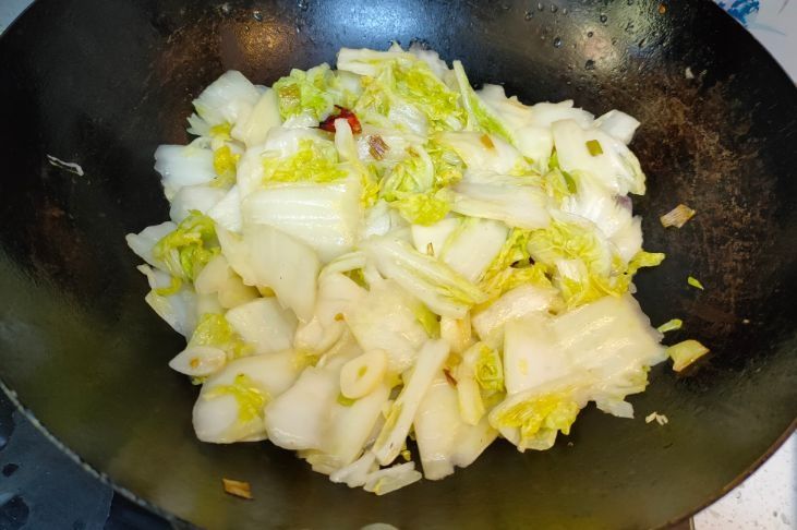 做醋溜白菜，什么时间放醋很重要，牢记这一点，口感好味道正宗