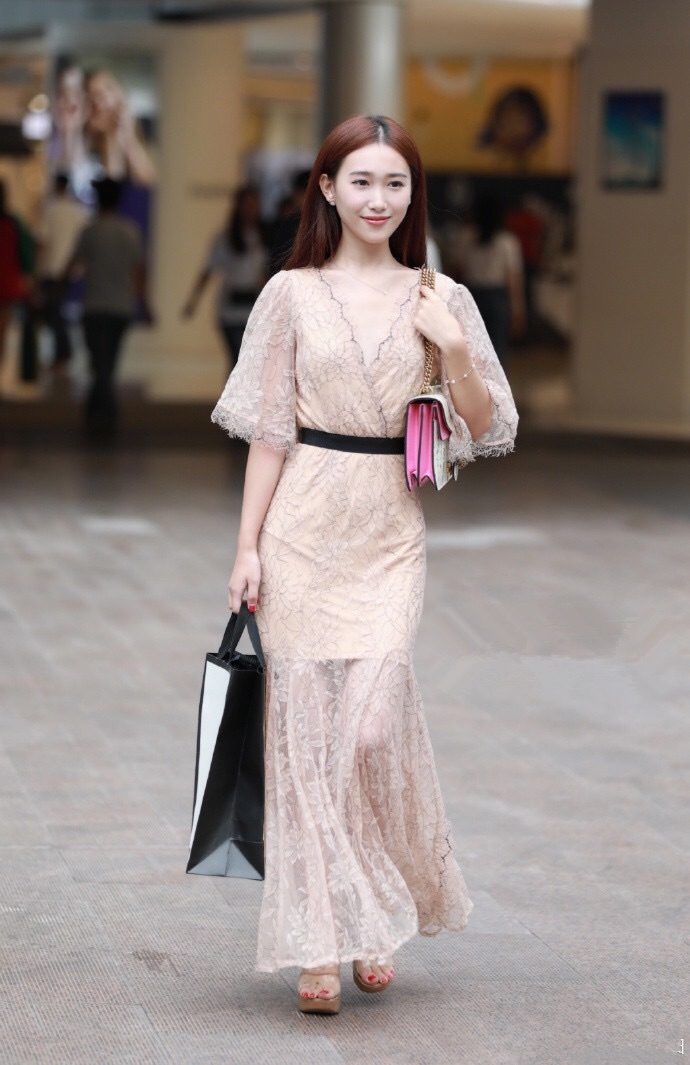 身材苗条|身材苗条的美女,一条时尚的短裙搭配吊带,轻松展现婀娜好身材