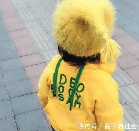 宝宝|爸爸把女儿的衣服穿反了,妈妈气不打一处,当女儿转身后