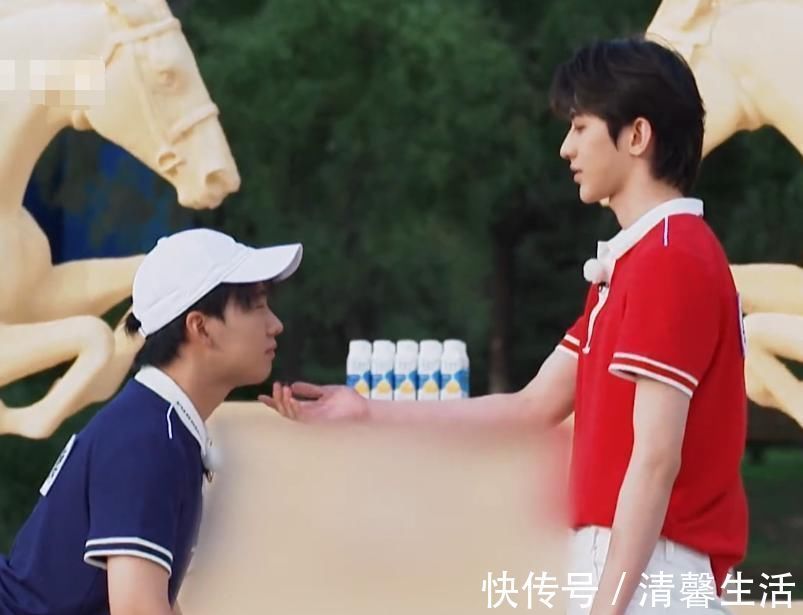 犯规|蔡徐坤为了能赢“作弊”当镜头扫到他的腿，网友太明目张胆了