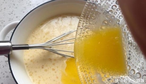 网红|网红小吃草莓班戟,在家做不用买,一口平底锅6个小步骤搞定