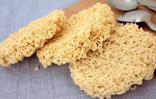 泡面|方便面的面饼上,设有这个“小套路”,程序员难怪总是吃不饱