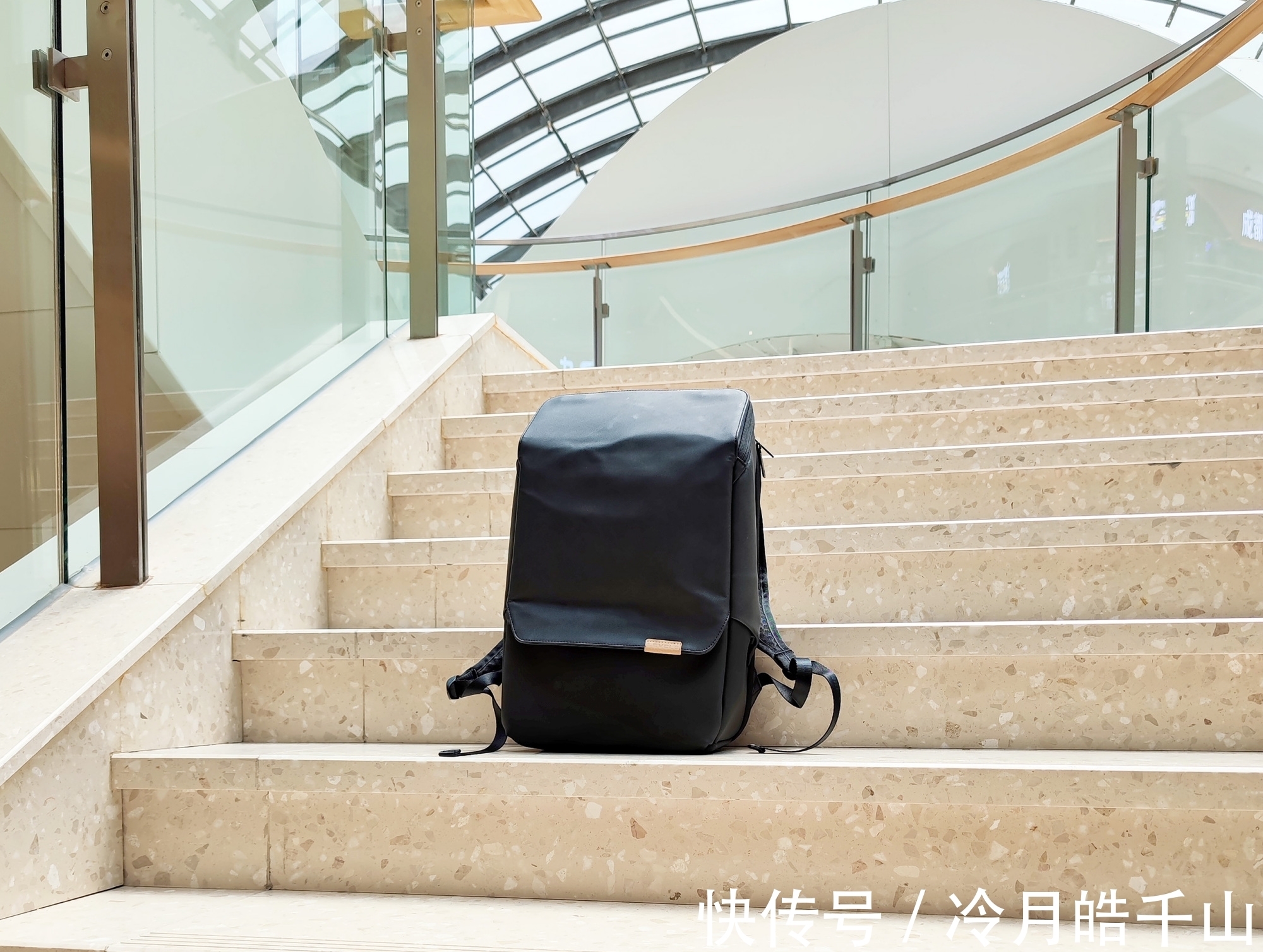 收纳#低调轻便实用的通勤双肩包 地平线8零感背包使用体验