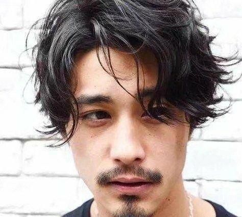 男生长头发的发型怎么留好看?烫头扎发编发,慵懒随性文艺范十足