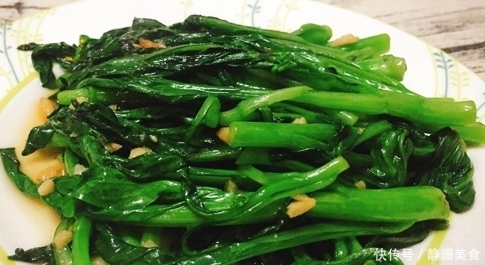 不管炒什么青菜,在下锅前都多加“1步”,菜叶绿的发亮