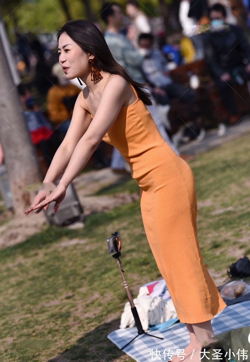 甜蜜风|美女街拍:这个姑娘在等谁呢?一种淡淡忧伤的感觉,我能开跑车带你去兜风吗