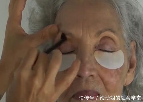 孙女|18岁孙女给80岁奶奶化妆,完成之后被征服了,网友:怀疑人生