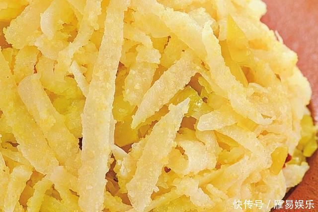 最馋土豆这个做法,蒸一蒸,拌一拌,酸辣脆爽,一吃就上瘾