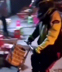 |搞笑GIF：女朋友总是这样出现 我的小心脏都快受不了了