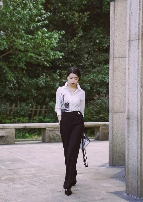 ?今夏不流行裙子配高跟鞋了，这样搭才是真的美，像三木一样有气质