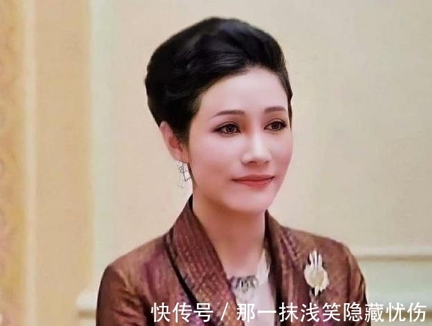 苏提达@诗妮娜苏提达胜负未分,泰王与贵妃同场祈福,王后不见踪影