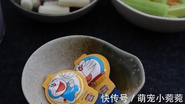 给孩子准备早餐，我20分钟就端出来8样，婆婆摇头孩子欢喜