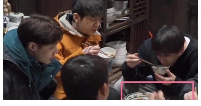 艺兴|向往5穿帮：桌上的菜一会儿空盘一会儿满，用了霍格沃茨的餐桌吗