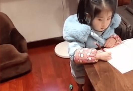 秒怂|二宝欲上前“捣乱”,被姐姐一个“眼神杀”吓退,乖怂表情亮了