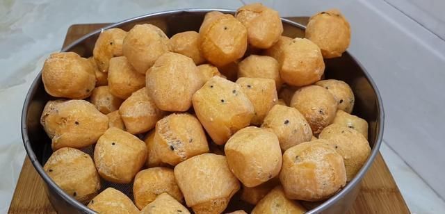 我家面粉就爱这样做,加4个鸡蛋,做法比麻花简单,比油条都好吃