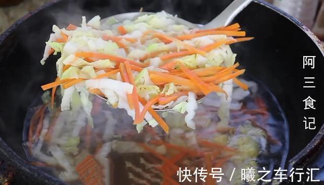 做法|白菜里加一把蘑菇，教你新做法，不炖不炒，太香了，出锅就扫光