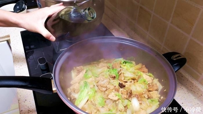 白菜炖豆腐,先炒白菜还是先炒豆腐?大厨:都不对,教你正确做法