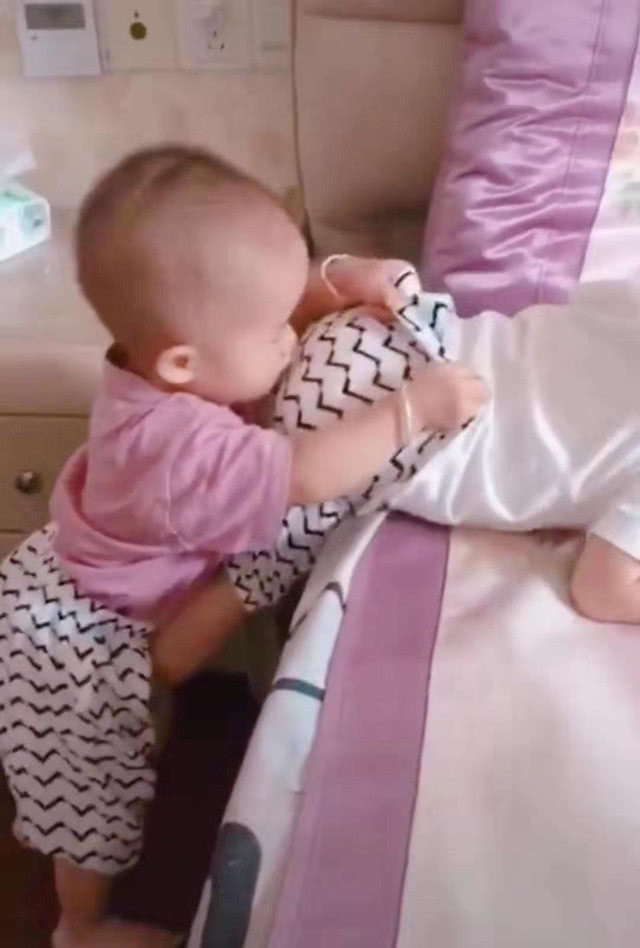 男宝|龙凤胎哥哥上不去床,妹妹在背后“助攻”,网友笑喷白当哥哥了