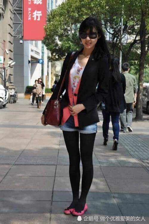 难看|都说苗条身材的女人穿黑丝袜特别美,但你见过连衣短裙配黑丝袜吗,真难看