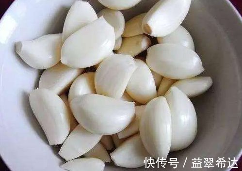 冰糖|腌制腊八蒜应该这样做，只加醋就错了，再加点“它”蒜瓣更脆更香