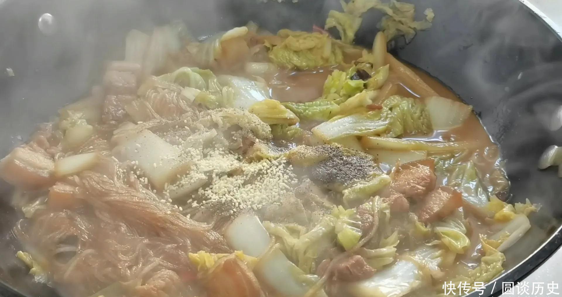 天冷就爱吃一锅猪肉白菜炖粉条,有荤有素,营养美味,特别下饭