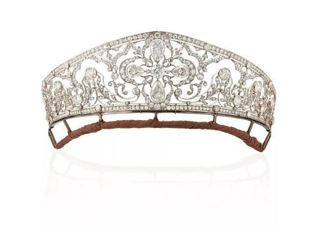 “冠冕”与“皇冠”有什么不同28顶古董冠冕,讲述欧洲贵族头顶上的百年奢华