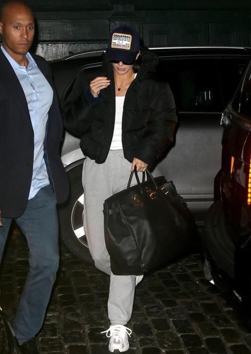 毛呢大衣已经过时了，冬天穿这种服装才好看，遮肉显瘦还保暖