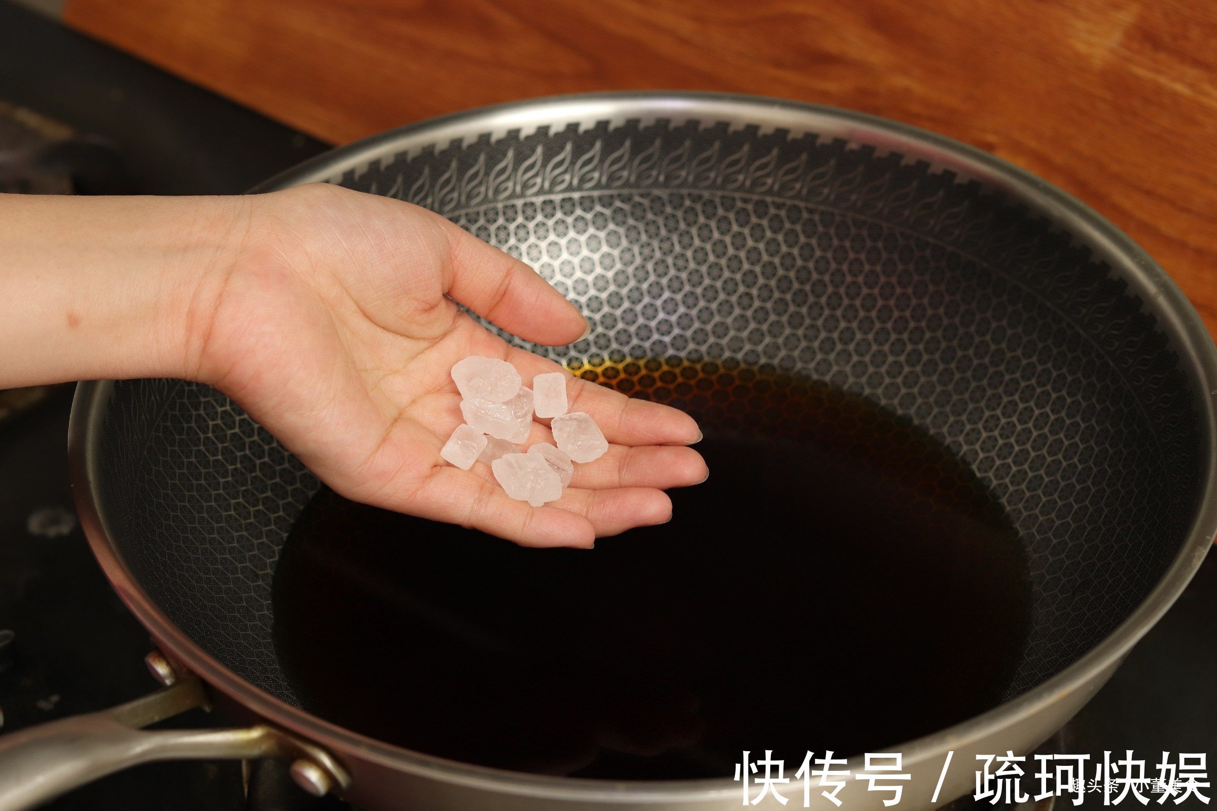 腌腊八蒜|腌腊八蒜,直接加醋泡就错了!多加这2步,清脆可口,2天就变绿