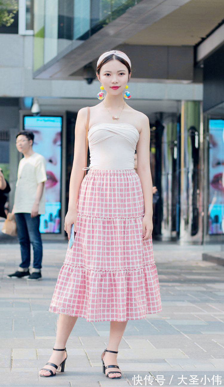 百搭|美女街拍:简约的银灰色吊带上衣,搭配黑色的阔腿裤,看着既百搭又时尚