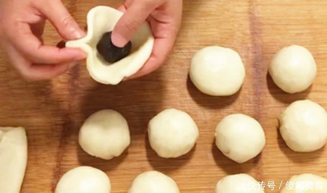  我家红豆从不熬粥喝，加一碗面粉，简单一做，出锅比蛋糕还好吃