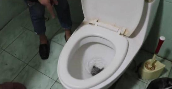 马桶一直流水怎么修理