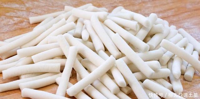  入适量|糯米粉这样做真是太香了，开水一烫，香甜酥脆，出锅全家抢着吃！