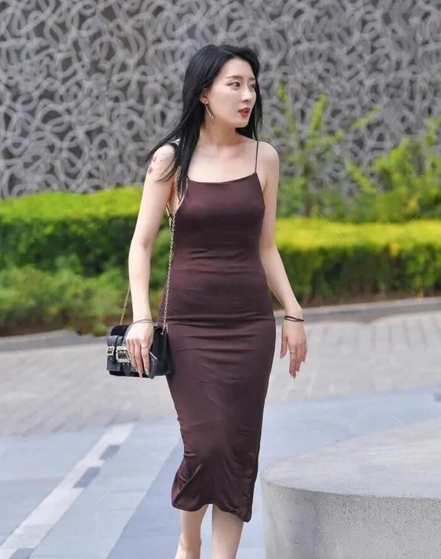 搭配|美女脚上搭配一双透明的一字带高跟凉鞋,显示出她优雅的气息