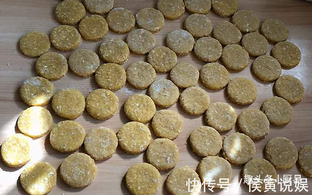 鸡蛋|孩子爱吃小零食，教你一个新吃法，1碗麦片，3个鸡蛋，营养又健康